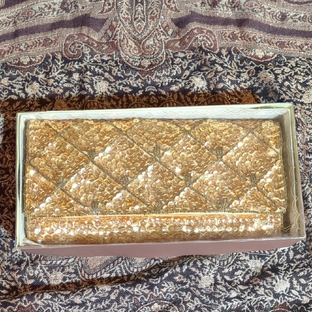 La Regale Gold Geometric Clutch for Special Occasions - Picture 5 of 10